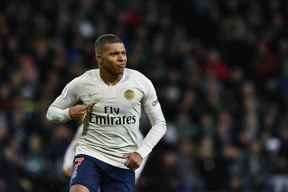 修了28年战机因学历无法提干，他提交退伍申请后，空军装备部部长连夜坐专机上门，求他别走